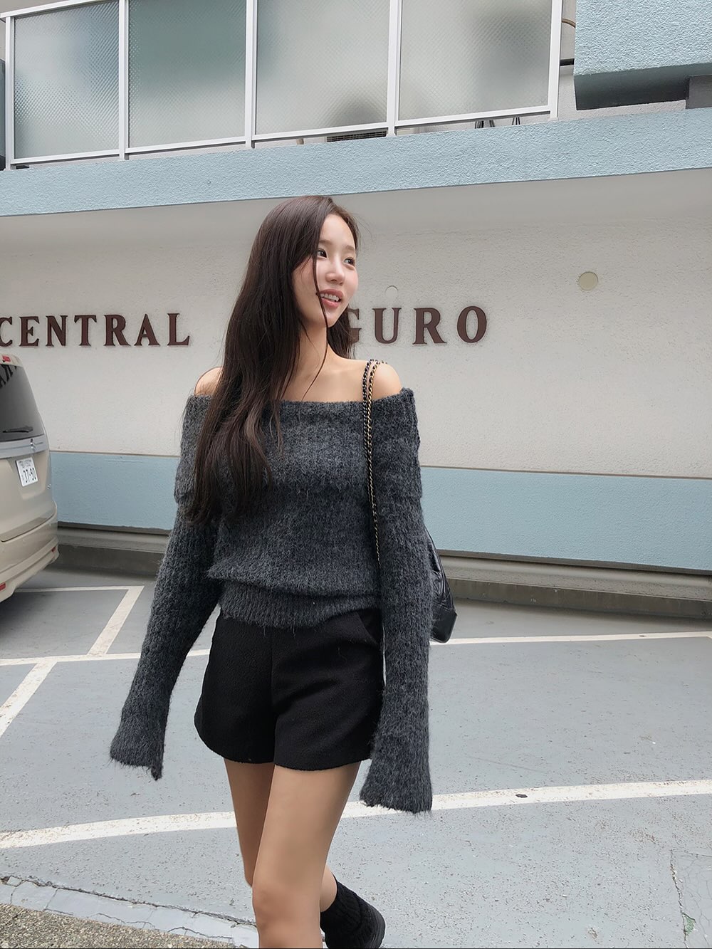 5 công thức mặc đồ đen sành điệu mãn nhãn, rất sang chứ không hề già- Ảnh 5. 5 công thức mặc đồ đen sành điệu mãn nhãn, rất sang chứ không hề già- Ảnh 5.