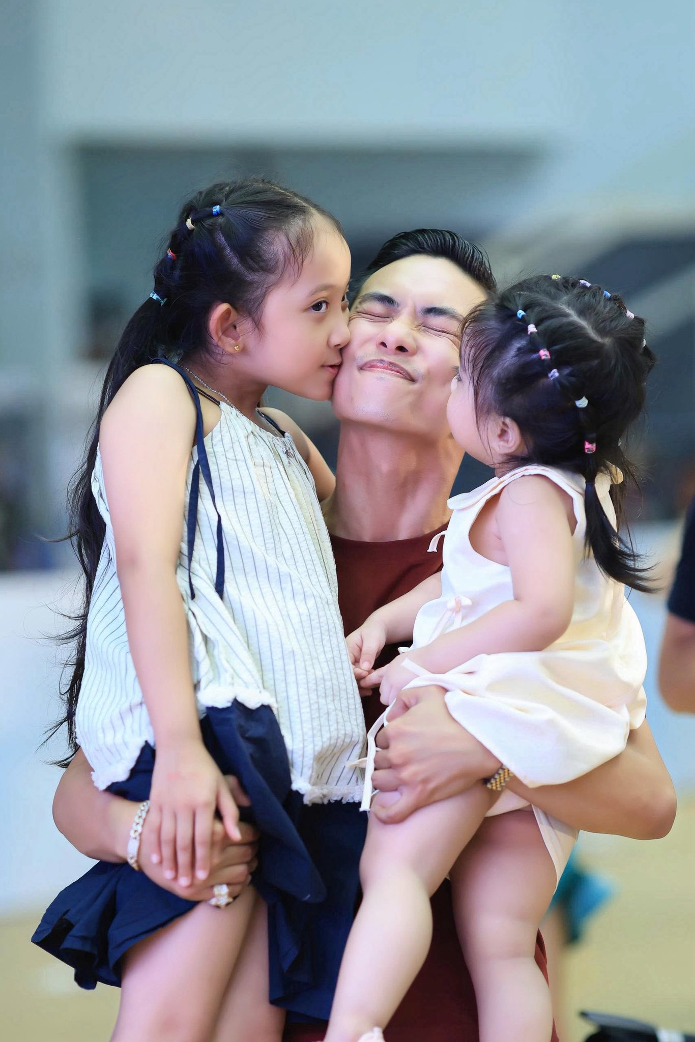 Hai con gái xinh yêu như công chúa giúp Khánh Thi Hai con gái xinh yêu như công chúa giúp Khánh Thi