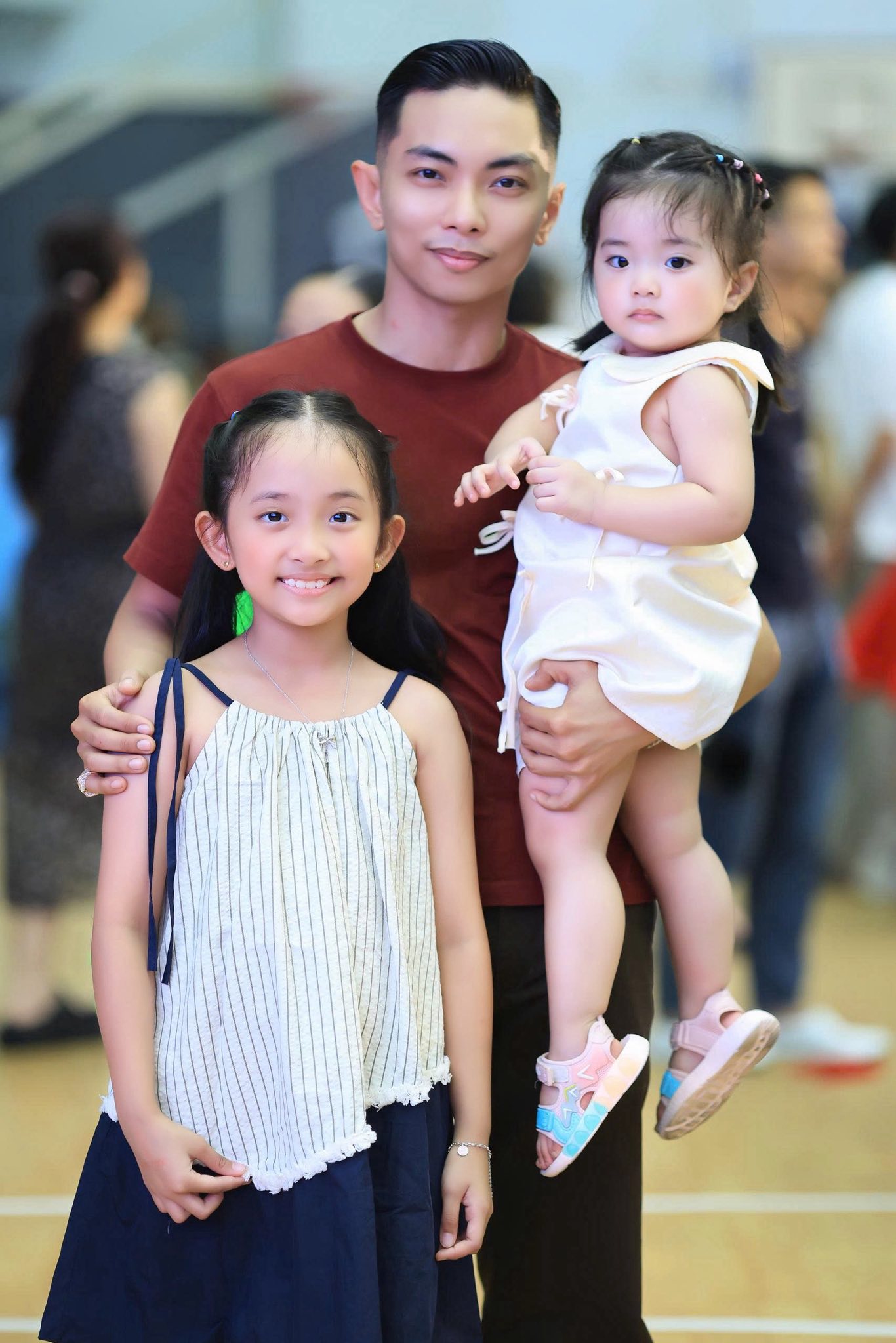 Hai con gái xinh yêu như công chúa giúp Khánh Thi 