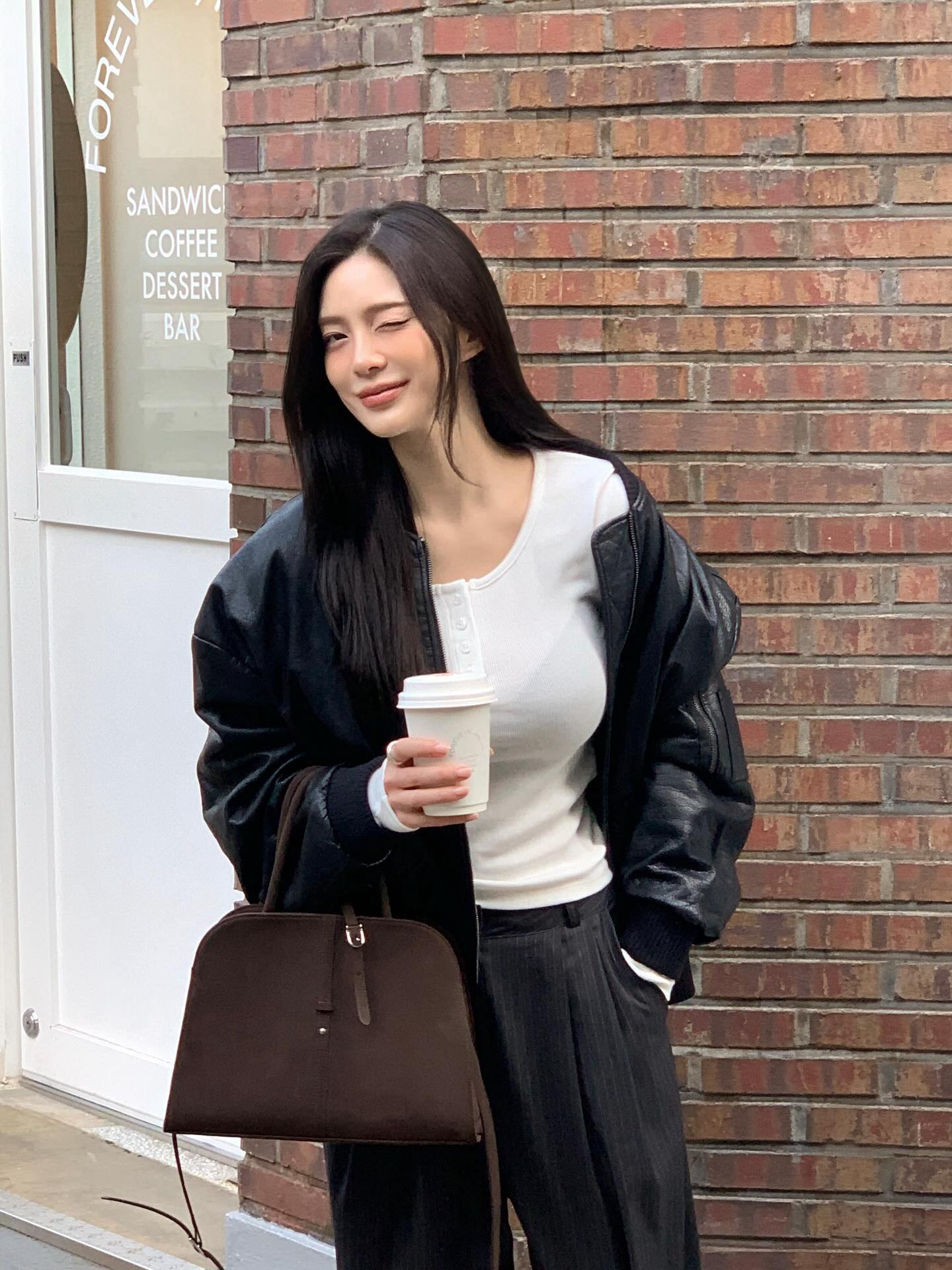 5 công thức mặc đồ đen sành điệu mãn nhãn, rất sang chứ không hề già- Ảnh 1. 5 công thức mặc đồ đen sành điệu mãn nhãn, rất sang chứ không hề già- Ảnh 1.