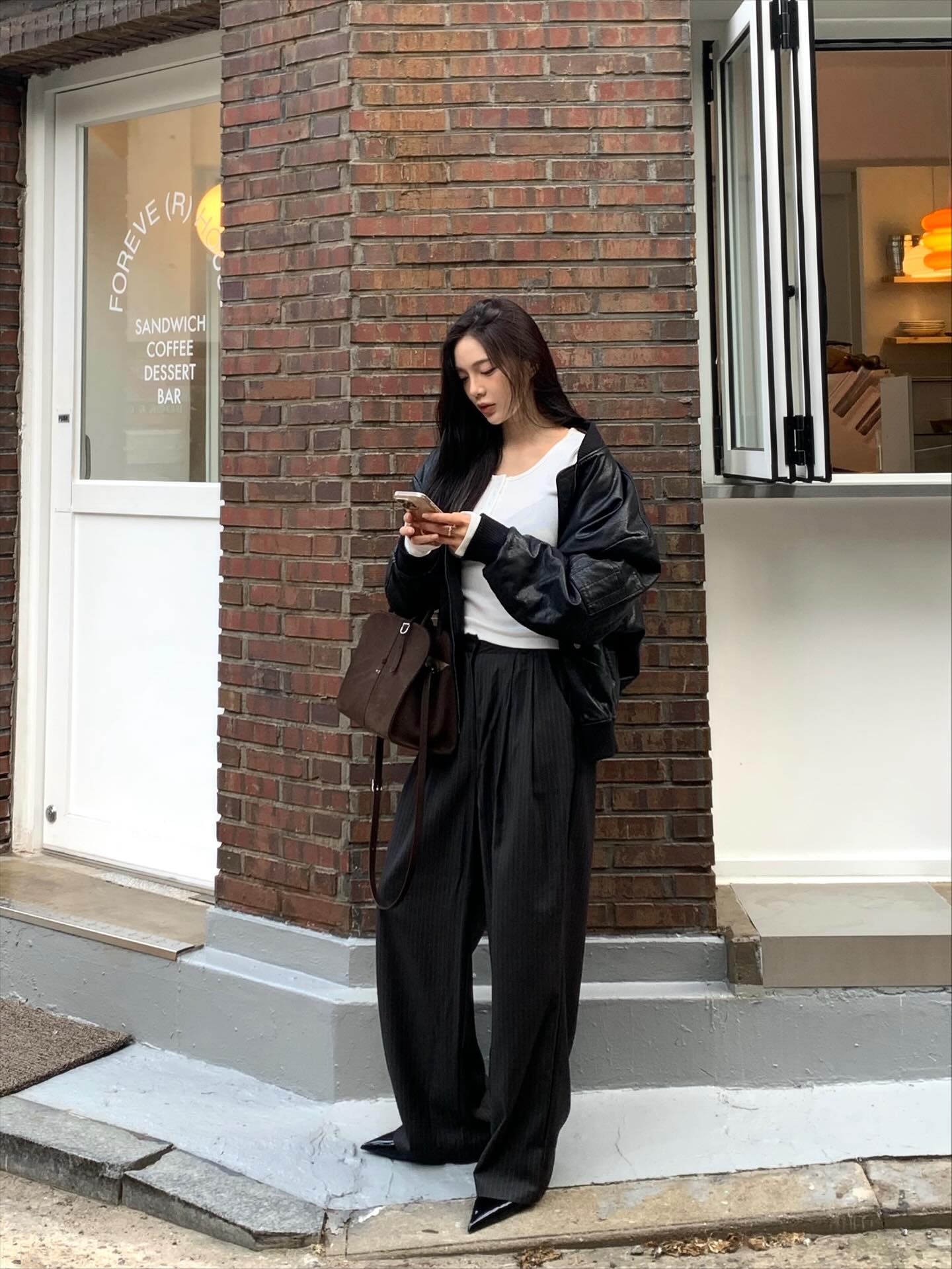 5 công thức mặc đồ đen sành điệu mãn nhãn, rất sang chứ không hề già- Ảnh 2. 5 công thức mặc đồ đen sành điệu mãn nhãn, rất sang chứ không hề già- Ảnh 2.