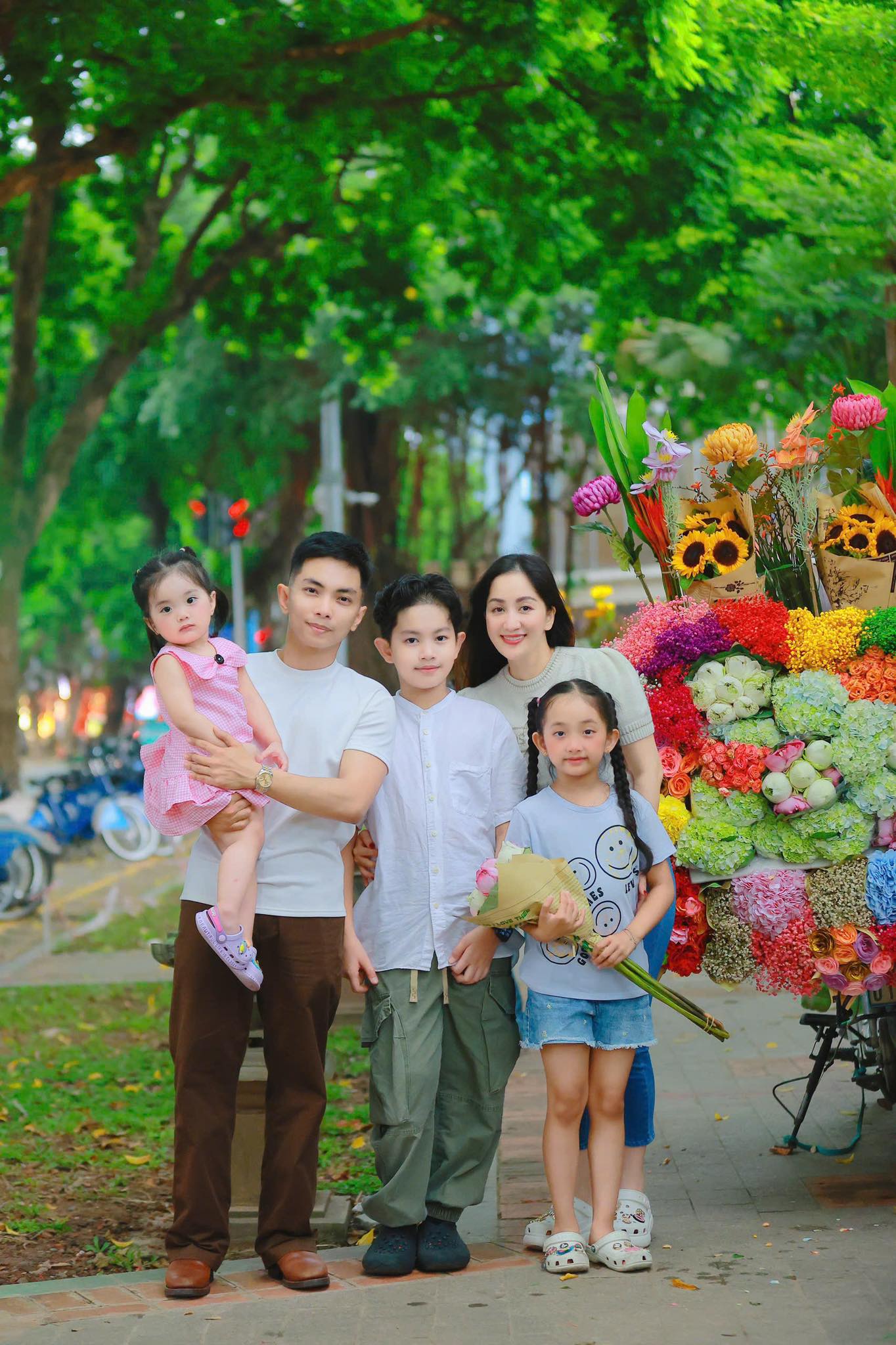 Hai con gái xinh yêu như công chúa giúp Khánh Thi Hai con gái xinh yêu như công chúa giúp Khánh Thi