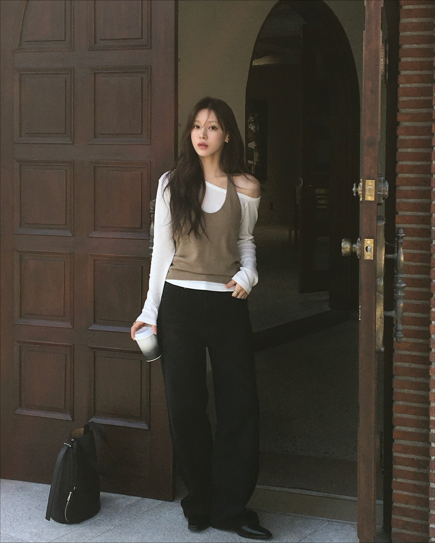 Quần tối màu tưởng dễ tính nhưng phải phối với 5 mẫu áo này mới là đẹp nhất- Ảnh 10. Quần tối màu tưởng dễ tính nhưng phải phối với 5 mẫu áo này mới là đẹp nhất- Ảnh 10.