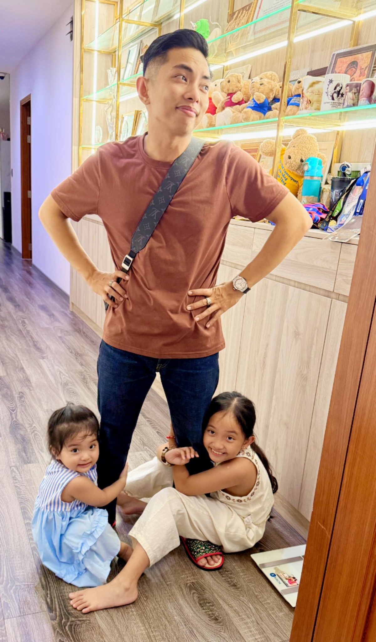 Hai con gái xinh yêu như công chúa giúp Khánh Thi 