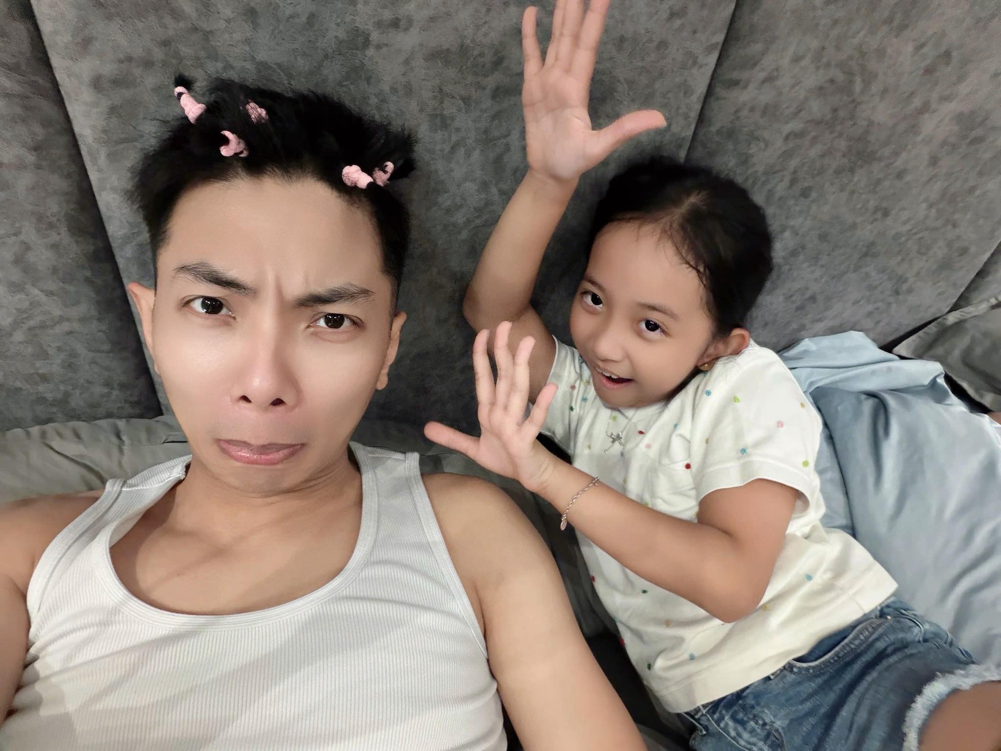 Hai con gái xinh yêu như công chúa giúp Khánh Thi 