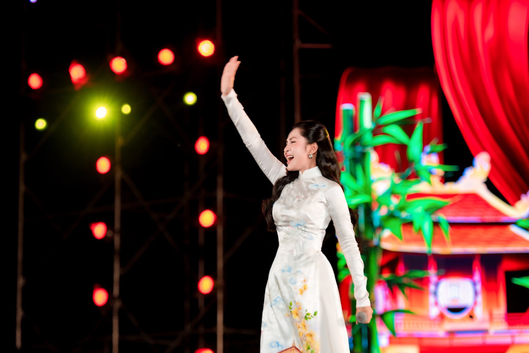 Giáo viên thanh nhạc được Bộ Tư lệnh khen thưởng: Đắt show cả năm, đổi đời nhờ 10 tỷ view- Ảnh 2.