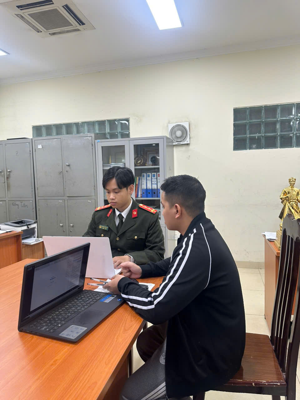 Chiêu lừa mới ở Hà Nội khiến nam sinh 21 tuổi sập bẫy, gia đình mất trắng 550 triệu- Ảnh 1. Chiêu lừa mới ở Hà Nội khiến nam sinh 21 tuổi sập bẫy, gia đình mất trắng 550 triệu- Ảnh 1.