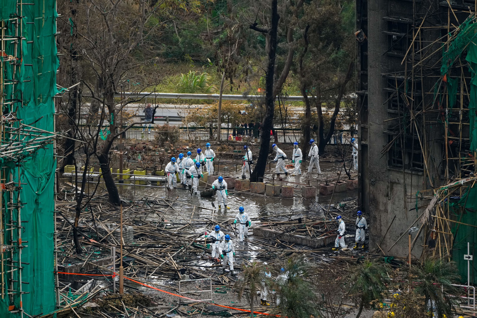 Đội cứu hộ tìm kiếm thi thể bằng tay không tại tòa chung cư Hong Kong (Trung Quốc): “Chúng tôi muốn khóc mà phải kìm nén”- Ảnh 6. Đội cứu hộ tìm kiếm thi thể bằng tay không tại tòa chung cư Hong Kong (Trung Quốc): “Chúng tôi muốn khóc mà phải kìm nén”- Ảnh 6.