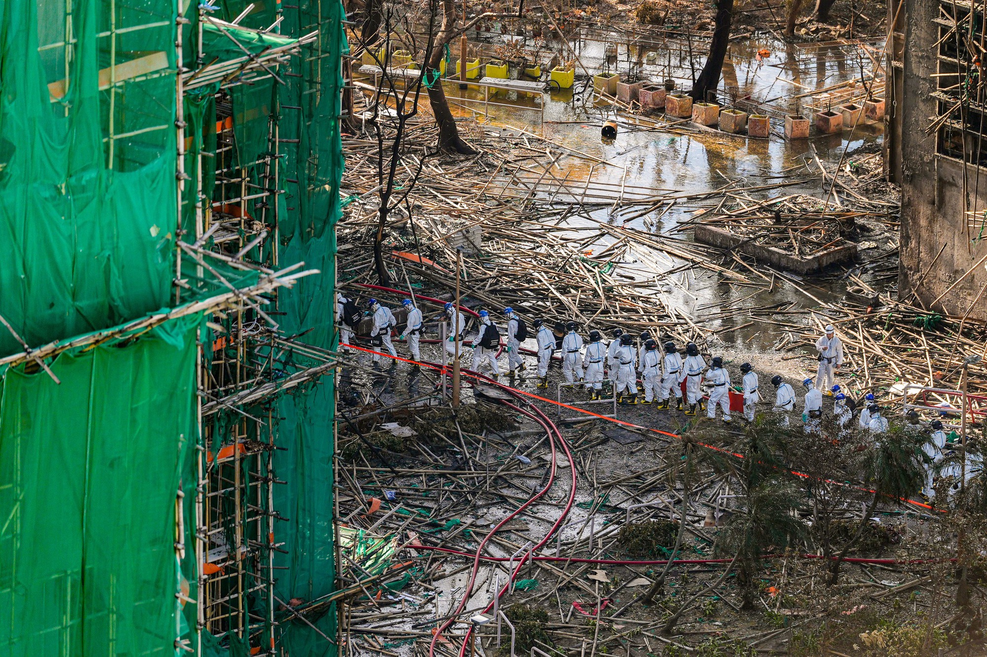 Đội cứu hộ tìm kiếm thi thể bằng tay không tại tòa chung cư Hong Kong (Trung Quốc): “Chúng tôi muốn khóc mà phải kìm nén”- Ảnh 5. Đội cứu hộ tìm kiếm thi thể bằng tay không tại tòa chung cư Hong Kong (Trung Quốc): “Chúng tôi muốn khóc mà phải kìm nén”- Ảnh 5.