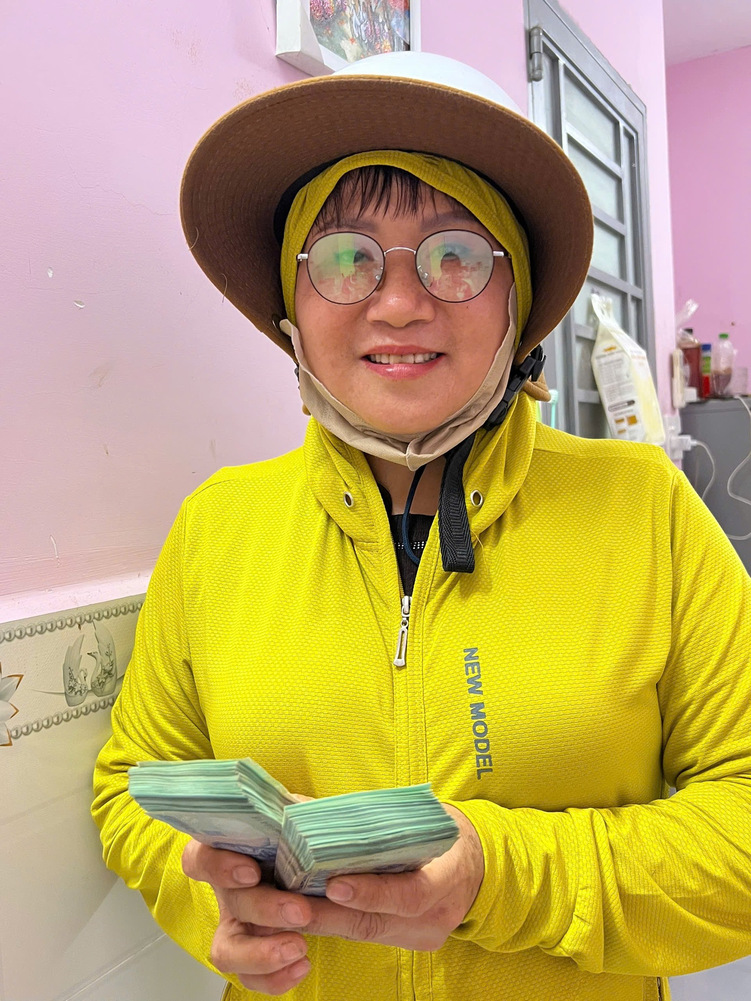 Mới trúng độc đắc, người đàn ông nhét 100 triệu đồng nhờ nấu cơm từ thiện rồi biến mất trong 10 giây- Ảnh 3.