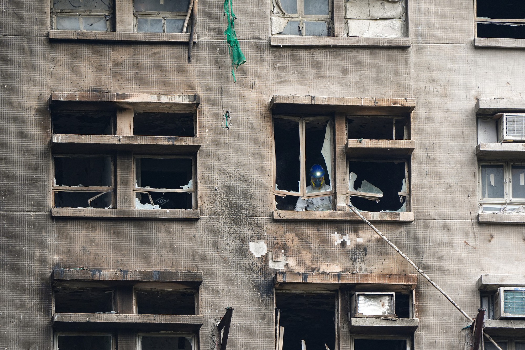 Đội cứu hộ tìm kiếm thi thể bằng tay không tại tòa chung cư Hong Kong (Trung Quốc): “Chúng tôi muốn khóc mà phải kìm nén”- Ảnh 2. Đội cứu hộ tìm kiếm thi thể bằng tay không tại tòa chung cư Hong Kong (Trung Quốc): “Chúng tôi muốn khóc mà phải kìm nén”- Ảnh 2.