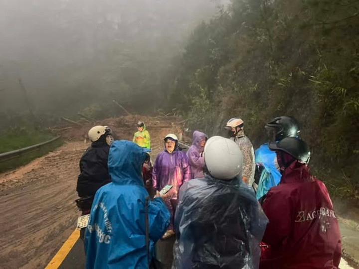 Mưa lớn kéo dài, đèo D'Ran, Mimosa, Prenn - đường lên Đà Lạt tiếp tục sạt lở- Ảnh 1.