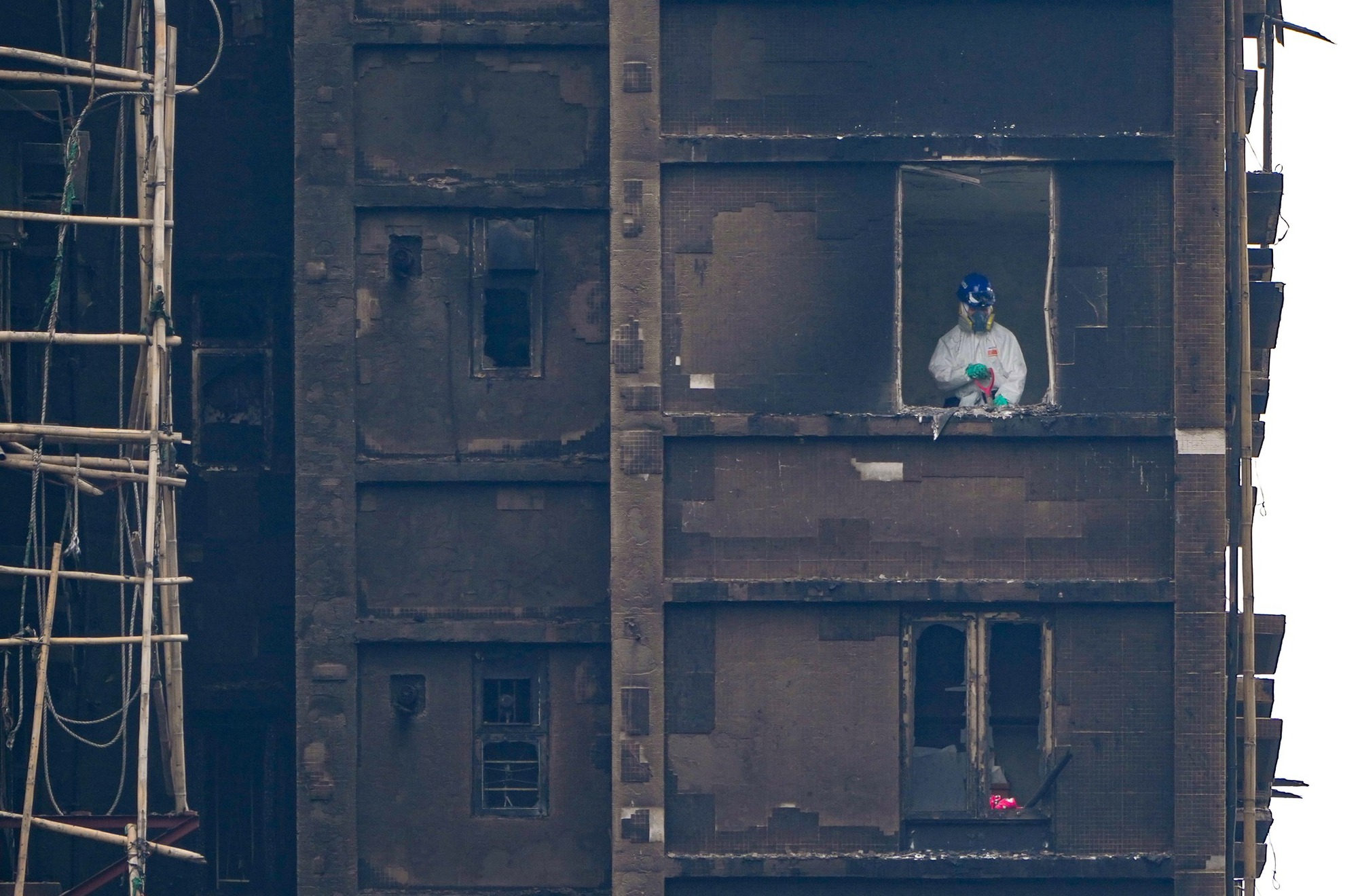 Đội cứu hộ tìm kiếm thi thể bằng tay không tại tòa chung cư Hong Kong (Trung Quốc): “Chúng tôi muốn khóc mà phải kìm nén”- Ảnh 1. Đội cứu hộ tìm kiếm thi thể bằng tay không tại tòa chung cư Hong Kong (Trung Quốc): “Chúng tôi muốn khóc mà phải kìm nén”- Ảnh 1.