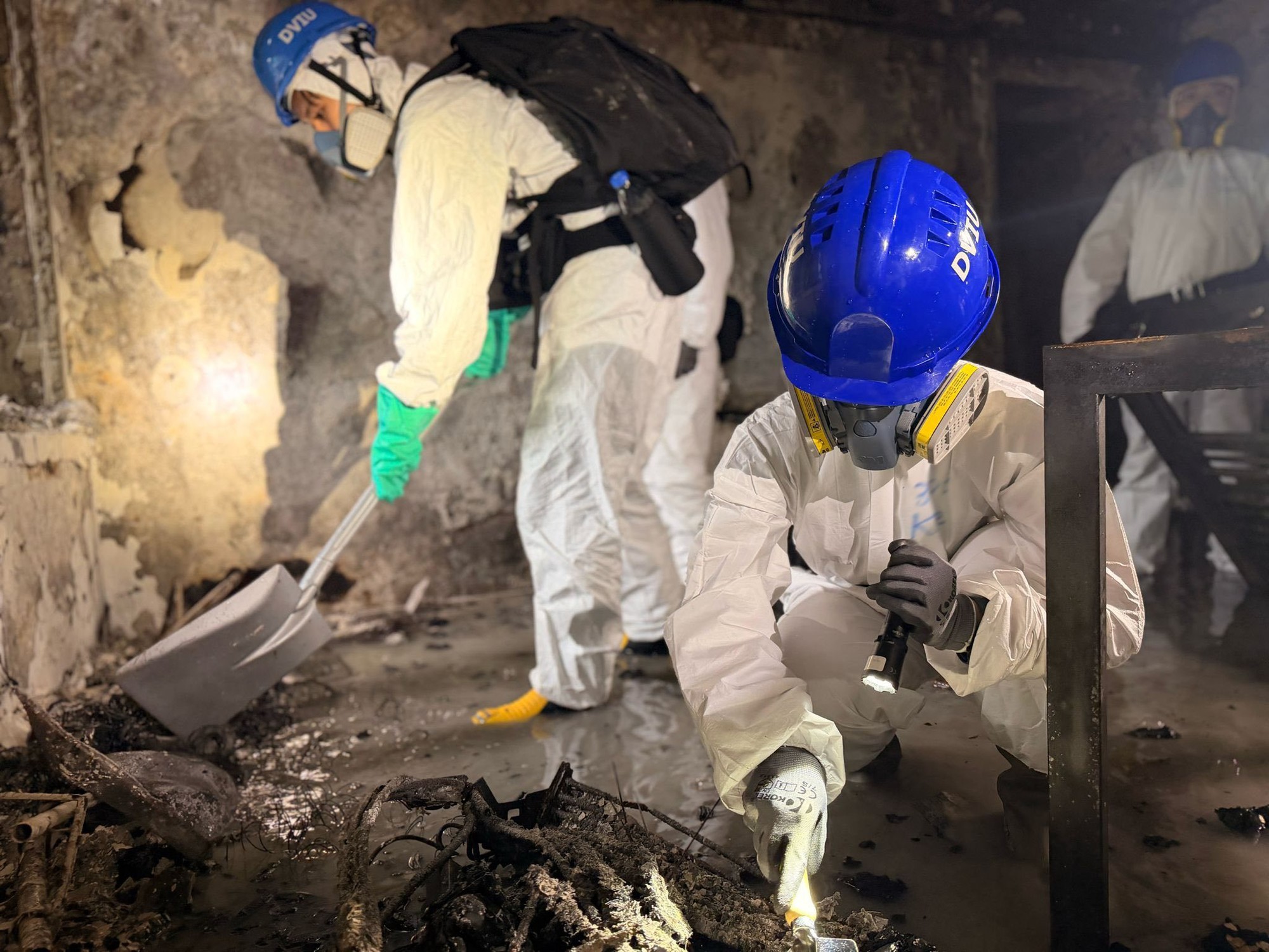 Đội cứu hộ tìm kiếm thi thể bằng tay không tại tòa chung cư Hong Kong (Trung Quốc): “Chúng tôi muốn khóc mà phải kìm nén”- Ảnh 4. Đội cứu hộ tìm kiếm thi thể bằng tay không tại tòa chung cư Hong Kong (Trung Quốc): “Chúng tôi muốn khóc mà phải kìm nén”- Ảnh 4.