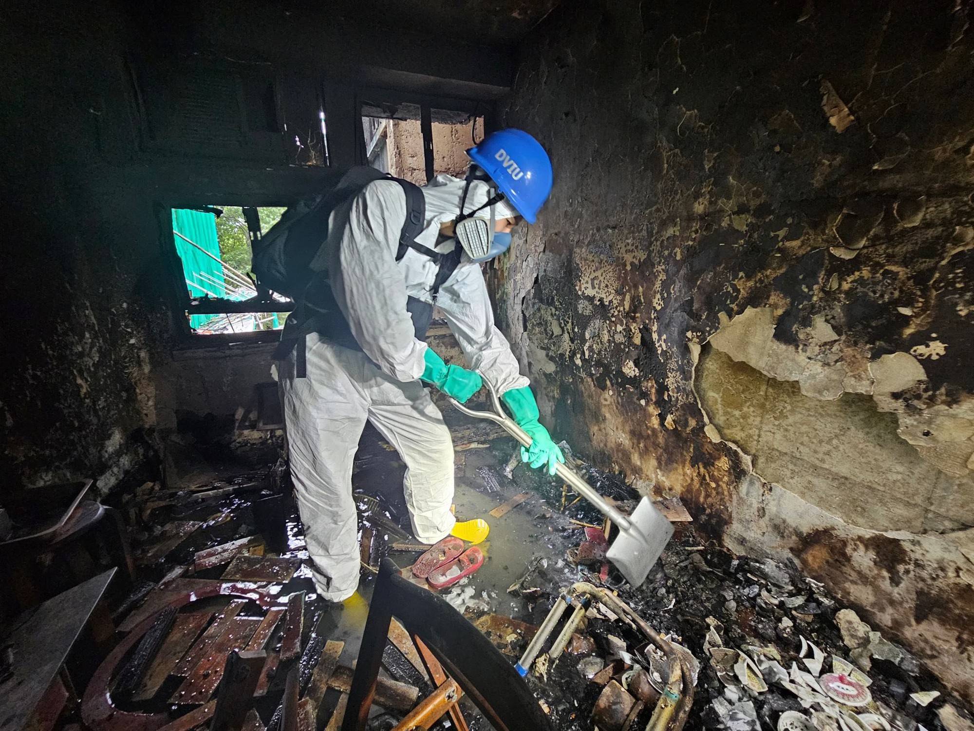 Đội cứu hộ tìm kiếm thi thể bằng tay không tại tòa chung cư Hong Kong (Trung Quốc): “Chúng tôi muốn khóc mà phải kìm nén”- Ảnh 3. Đội cứu hộ tìm kiếm thi thể bằng tay không tại tòa chung cư Hong Kong (Trung Quốc): “Chúng tôi muốn khóc mà phải kìm nén”- Ảnh 3.