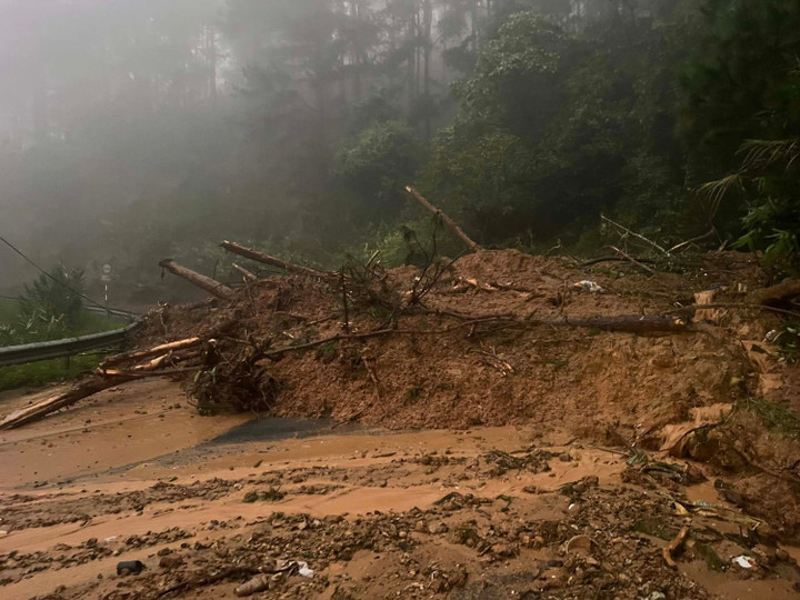Mưa lớn kéo dài, đèo D'Ran, Mimosa, Prenn - đường lên Đà Lạt tiếp tục sạt lở- Ảnh 2.
