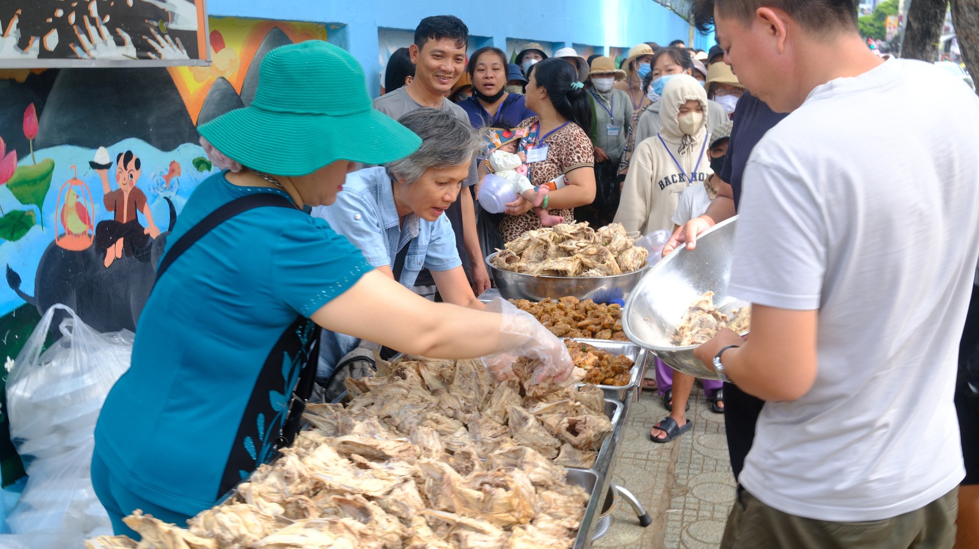 Mới trúng độc đắc, người đàn ông nhét 100 triệu đồng nhờ nấu cơm từ thiện rồi biến mất trong 10 giây- Ảnh 2.