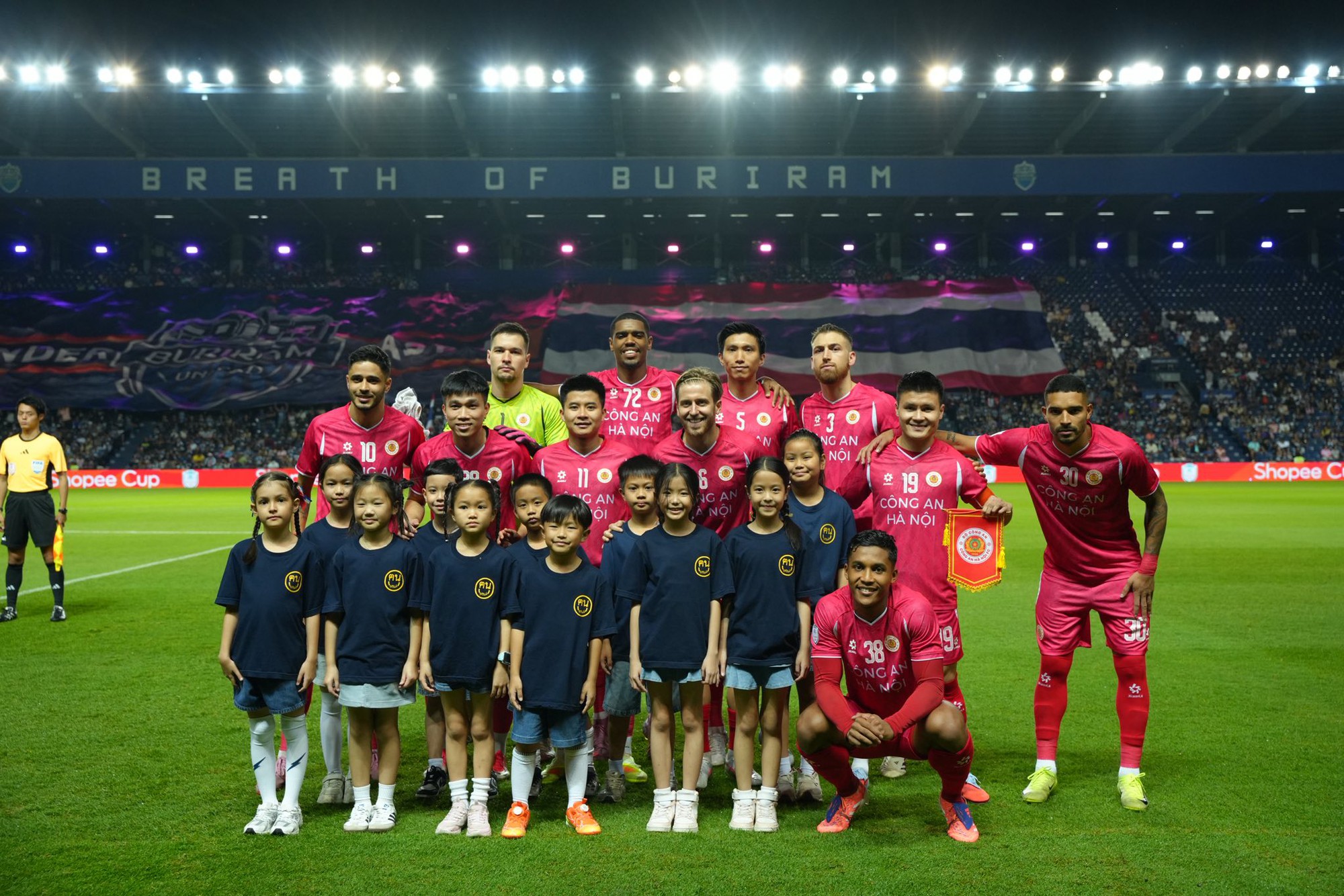 Đoàn Văn Hậu tái xuất, không ai hạnh phúc hơn Doãn Hải My, lần hiếm hoi tiểu thư 