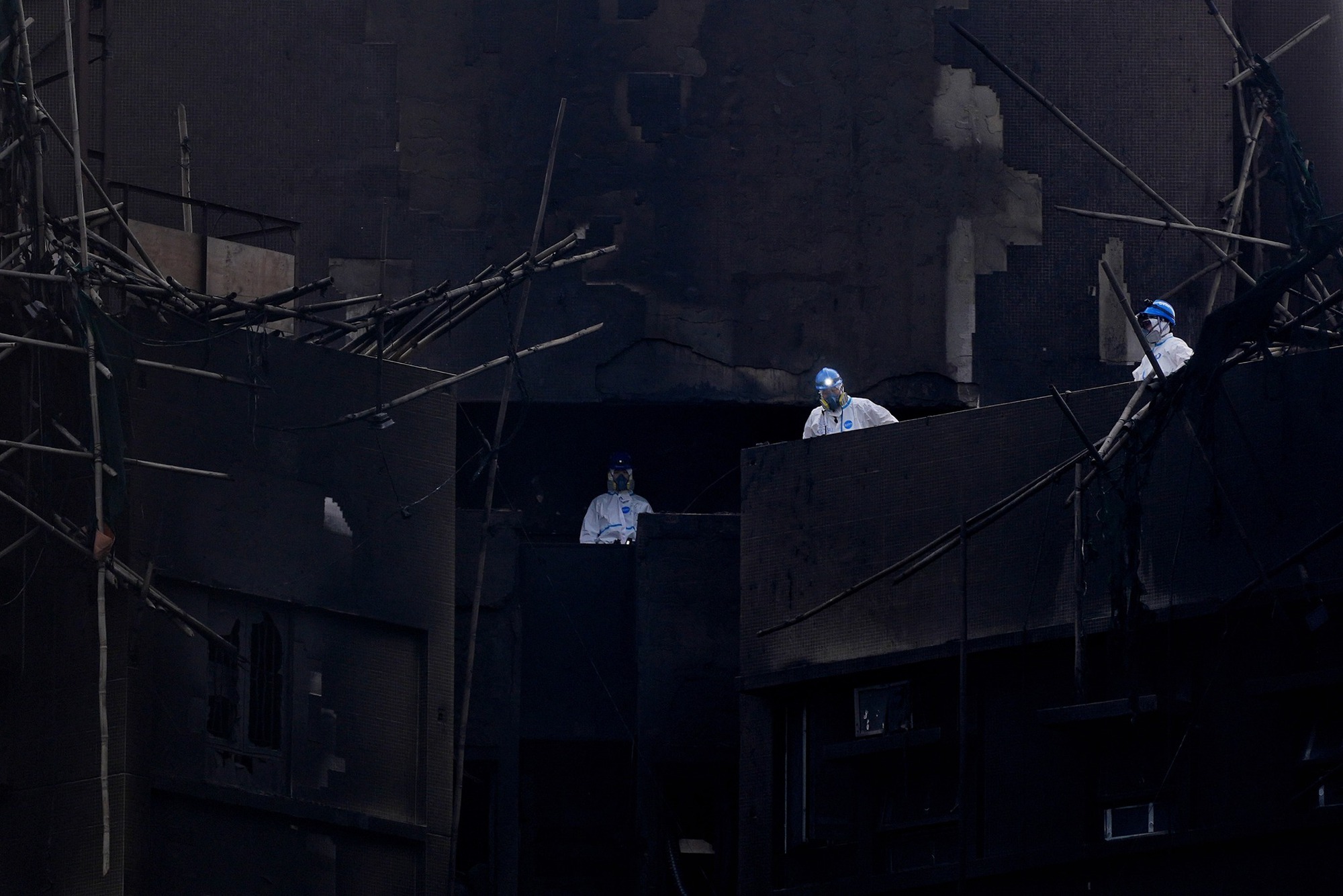 Đội cứu hộ tìm kiếm thi thể bằng tay không tại tòa chung cư Hong Kong (Trung Quốc): “Chúng tôi muốn khóc mà phải kìm nén”- Ảnh 8. Đội cứu hộ tìm kiếm thi thể bằng tay không tại tòa chung cư Hong Kong (Trung Quốc): “Chúng tôi muốn khóc mà phải kìm nén”- Ảnh 8.