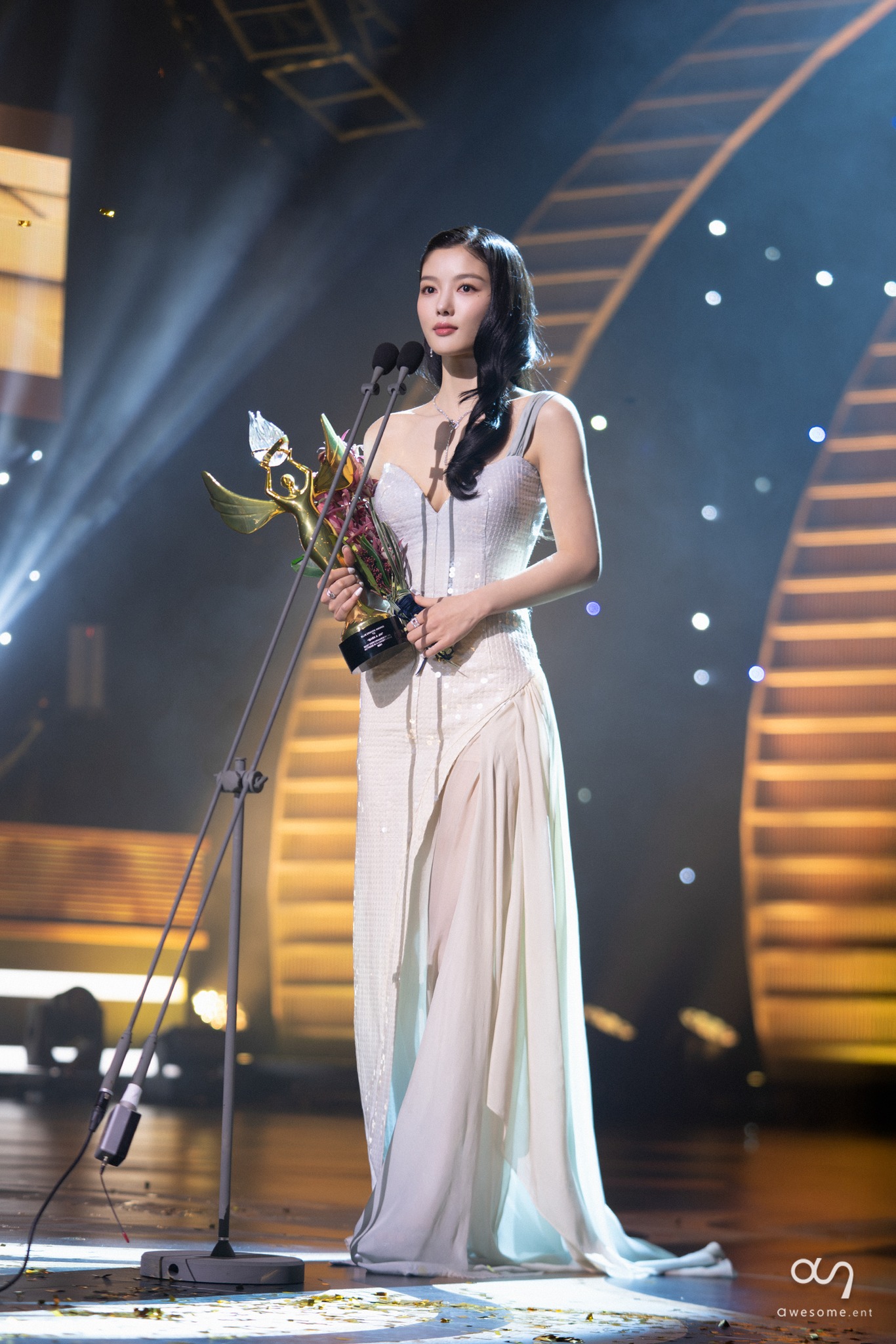 Cả MXH sốc tột độ vì bom tấn của Kim Yoo Jung: Kết thúc phá nát nguyên tác, 44 người Việt đứng sau mới bất ngờ- Ảnh 2. Cả MXH sốc tột độ vì bom tấn của Kim Yoo Jung: Kết thúc phá nát nguyên tác, 44 người Việt đứng sau mới bất ngờ- Ảnh 2.