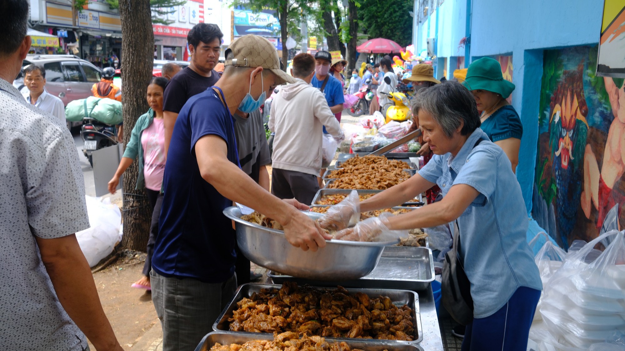 Mới trúng độc đắc, người đàn ông nhét 100 triệu đồng nhờ nấu cơm từ thiện rồi biến mất trong 10 giây- Ảnh 1.
