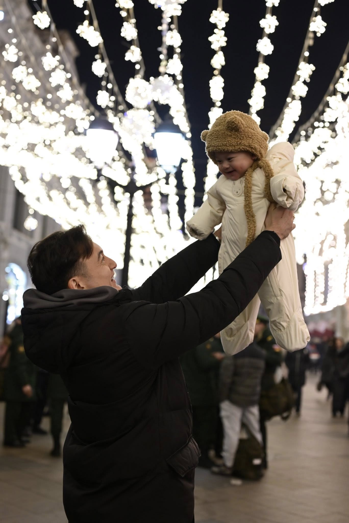 Gia đình thủ môn Lâm Tây và Yến Xuân đưa con trai về Nga, khung hình gia đình đẹp xuất sắc- Ảnh 2.