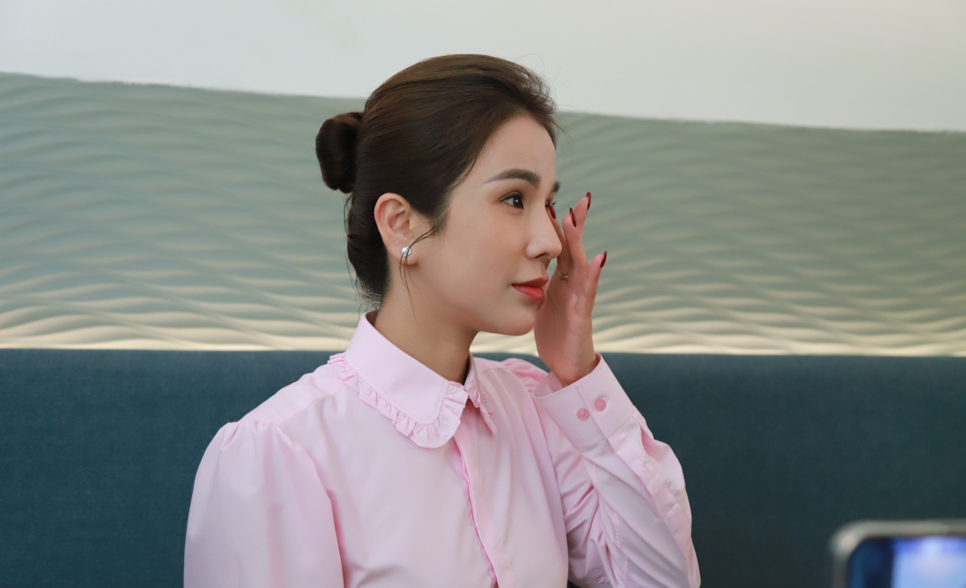 Vũ Thuý Quỳnh đứng sau 