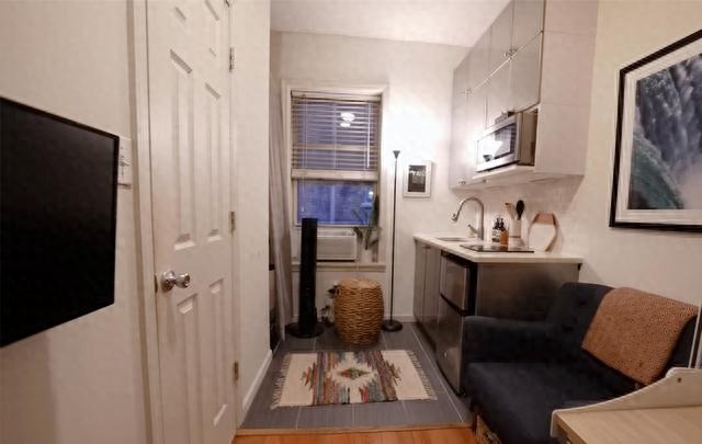 Nhà đất Hong Kong tàn khốc tới mức này: Cặp vợ chồng vặn người mới ngủ nổi trong căn phòng chưa đến 10m²- Ảnh 1. Nhà đất Hong Kong tàn khốc tới mức này: Cặp vợ chồng vặn người mới ngủ nổi trong căn phòng chưa đến 10m²- Ảnh 1.