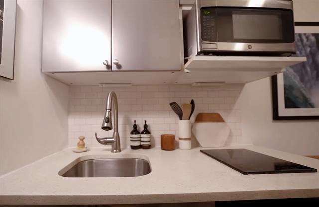 Nhà đất Hong Kong tàn khốc tới mức này: Cặp vợ chồng vặn người mới ngủ nổi trong căn phòng chưa đến 10m²- Ảnh 3. Nhà đất Hong Kong tàn khốc tới mức này: Cặp vợ chồng vặn người mới ngủ nổi trong căn phòng chưa đến 10m²- Ảnh 3.