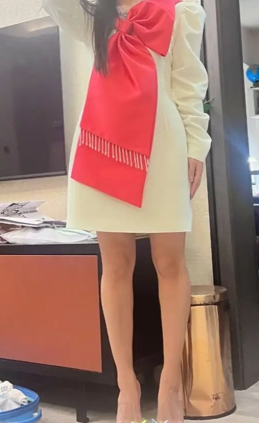 Mẹ khoe 7 bộ váy định mặc trong lễ tốt nghiệp của con, dân mạng xem xong lắc đầu: Nếu chị thương con thì thay ngay bộ khác!- Ảnh 3.