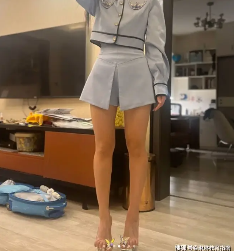 Mẹ khoe 7 bộ váy định mặc trong lễ tốt nghiệp của con, dân mạng xem xong lắc đầu: Nếu chị thương con thì thay ngay bộ khác!- Ảnh 1.