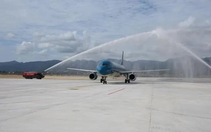 Tàu bay A321 của Vietnam Airlines tại sân bay Điện Biên.