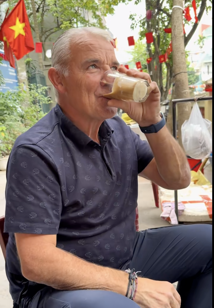 Gần 800.000 người xem khách Tây làm một 1 việc, hướng dẫn viên cảnh báo: “Đừng hỏi vì sao tim đập, tay run”- Ảnh 1.