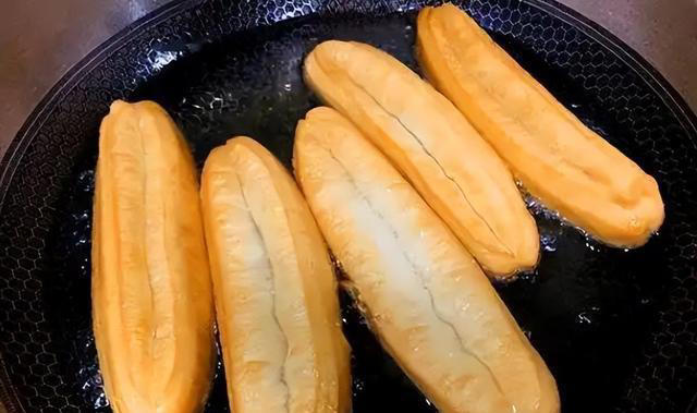 Ngày càng nhiều người tử vong vì bệnh tiểu đường, bác sĩ cảnh báo: Thà uống nước cầm hơi còn hơn ăn 4 loại bữa sáng này