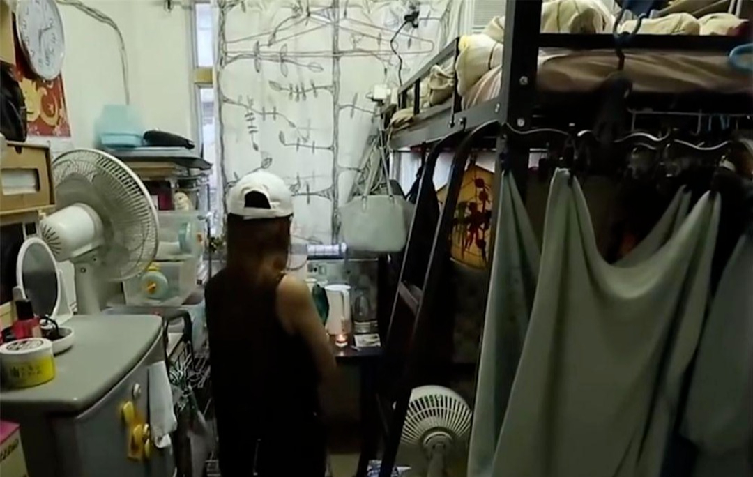 Căn phòng 6m² bóc trần sự thật tàn nhẫn về cuộc sống người trẻ ở Hồng Kông- Ảnh 2.