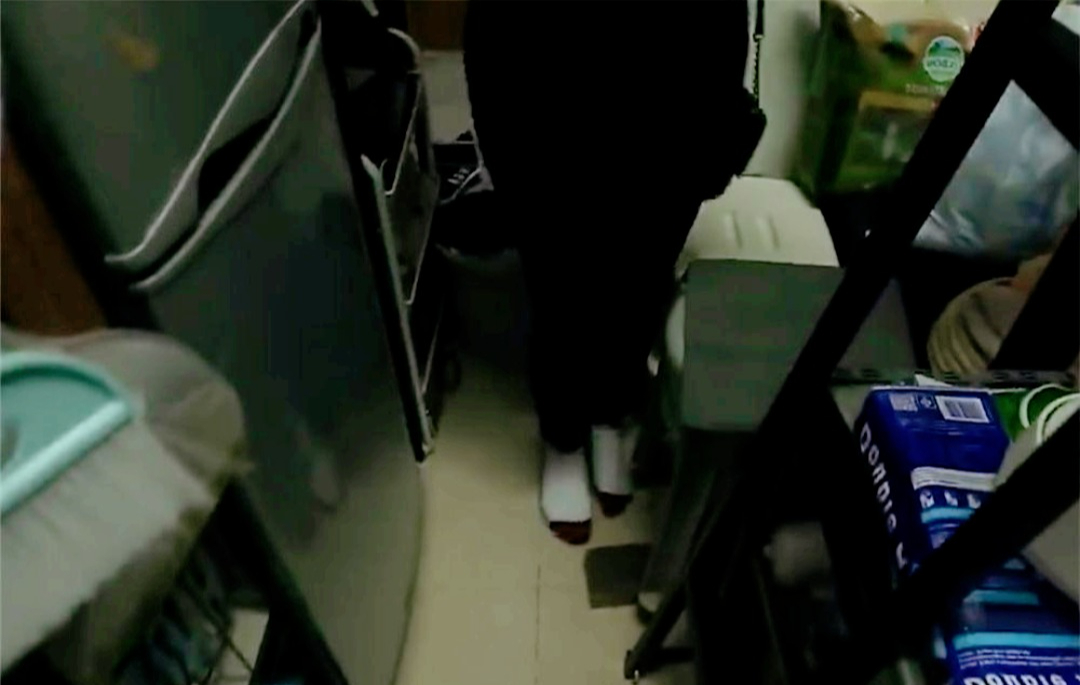 Căn phòng 6m² bóc trần sự thật tàn nhẫn về cuộc sống người trẻ ở Hồng Kông- Ảnh 3.