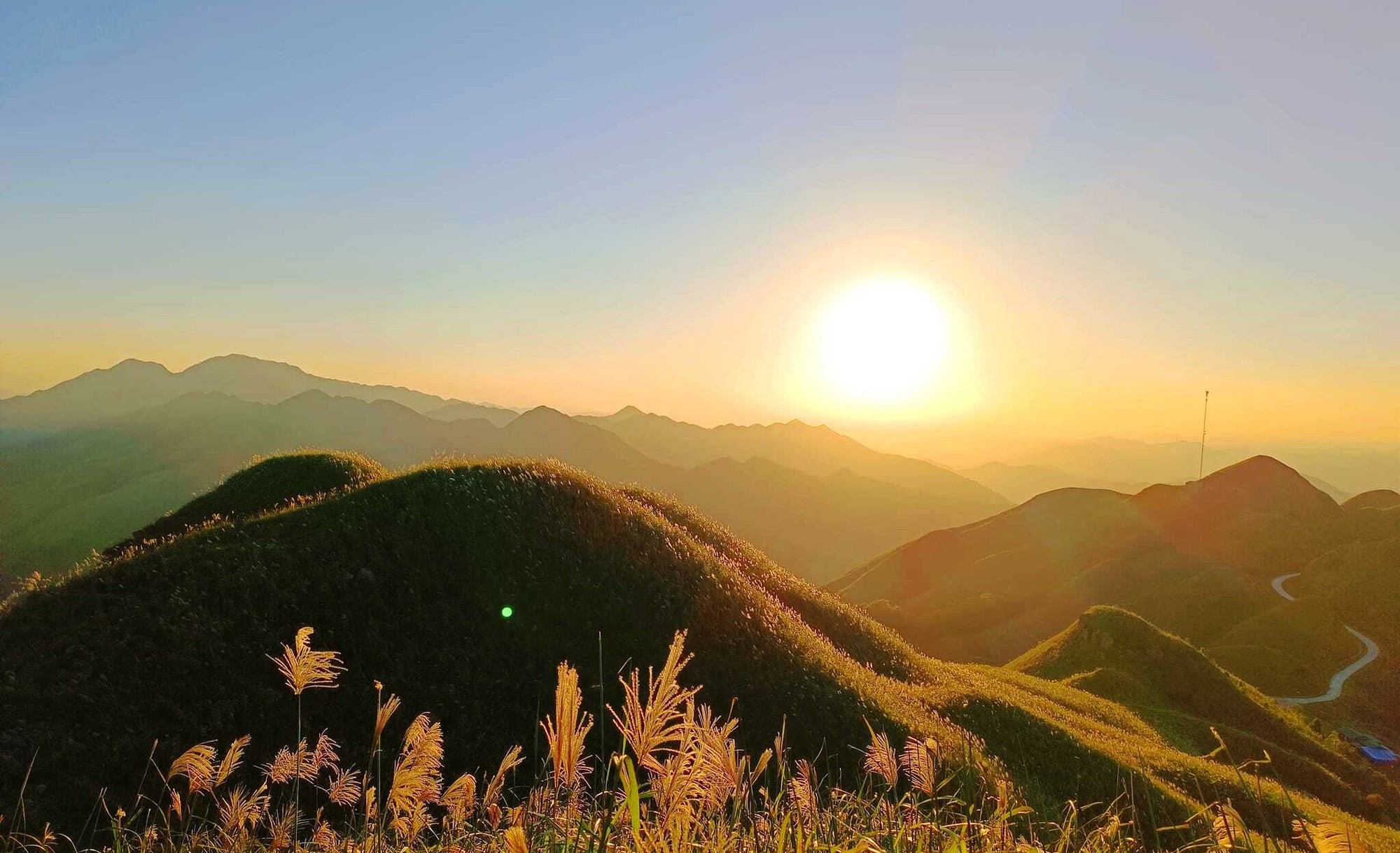 Về Quảng Ninh ngắm cỏ lau 'thức giấc' trên dải biên cương Bình Liêu- Ảnh 9.