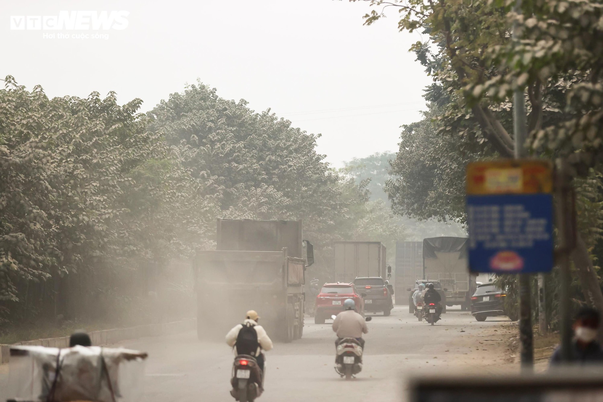 "Bão bụi" bao phủ đường cửa ngõ Hà Nội, cây cối chuyển màu trắng xóa- Ảnh 10.