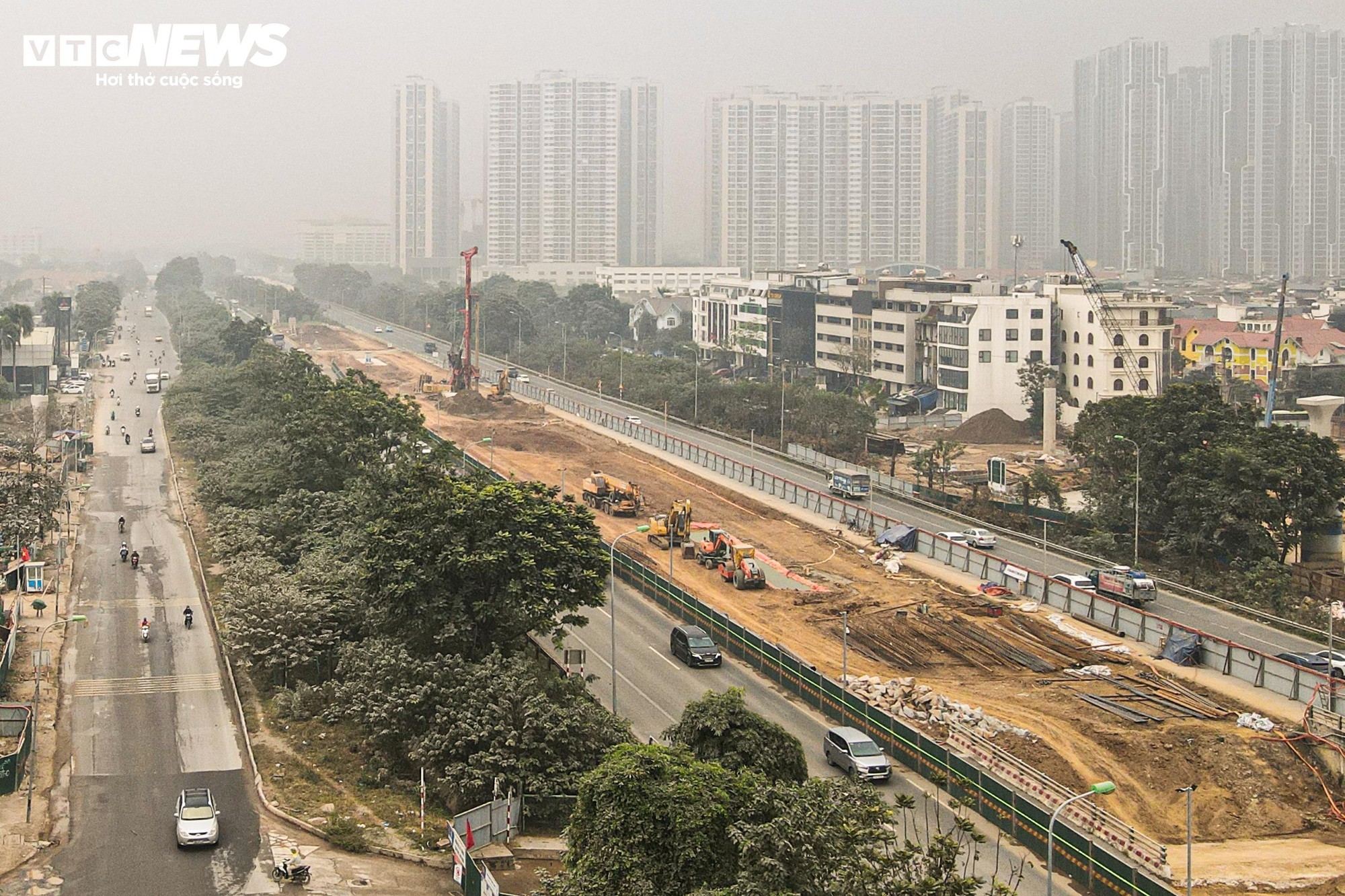 "Bão bụi" bao phủ đường cửa ngõ Hà Nội, cây cối chuyển màu trắng xóa- Ảnh 1.