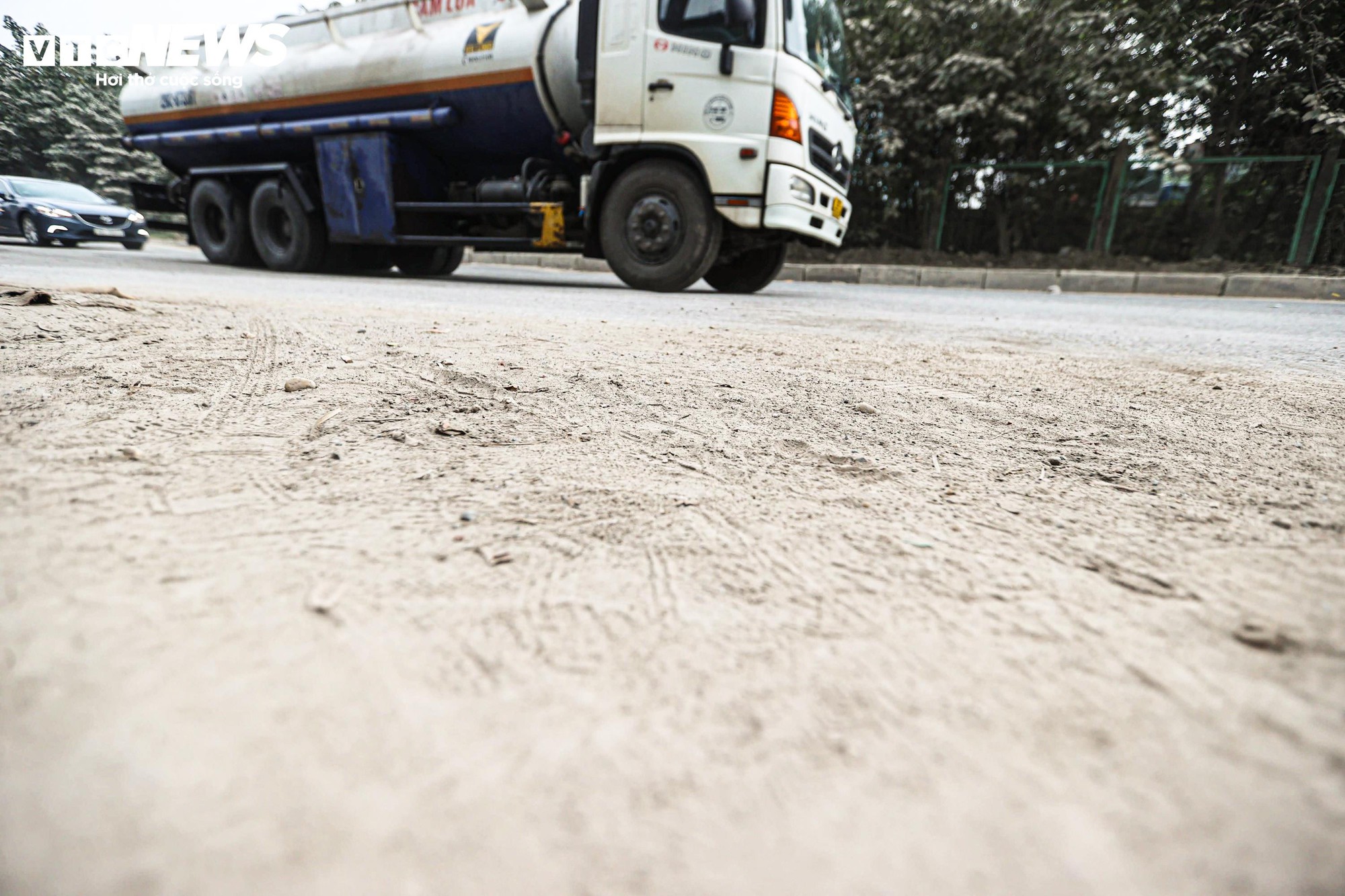 "Bão bụi" bao phủ đường cửa ngõ Hà Nội, cây cối chuyển màu trắng xóa- Ảnh 12.