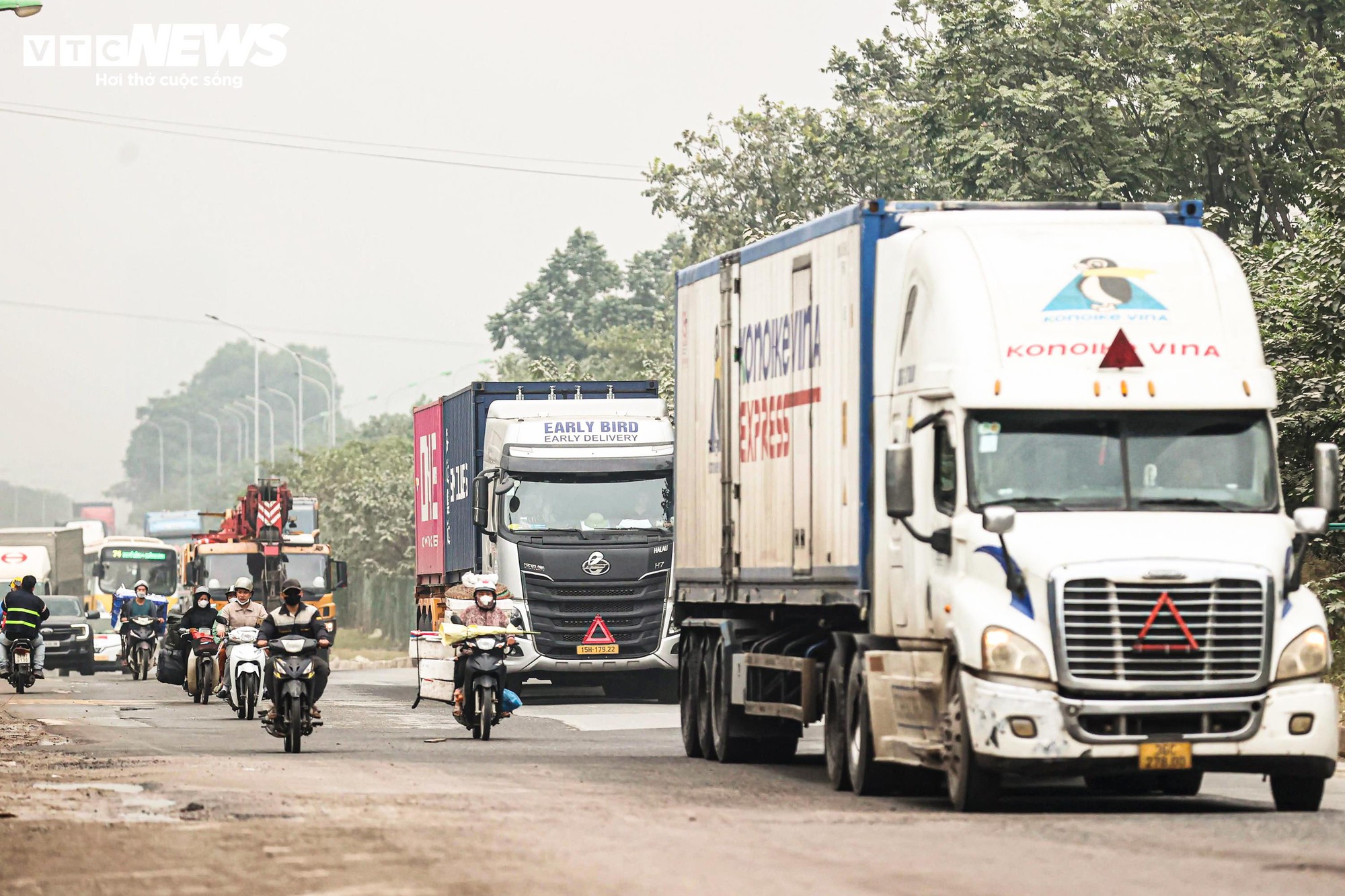 "Bão bụi" bao phủ đường cửa ngõ Hà Nội, cây cối chuyển màu trắng xóa- Ảnh 8.