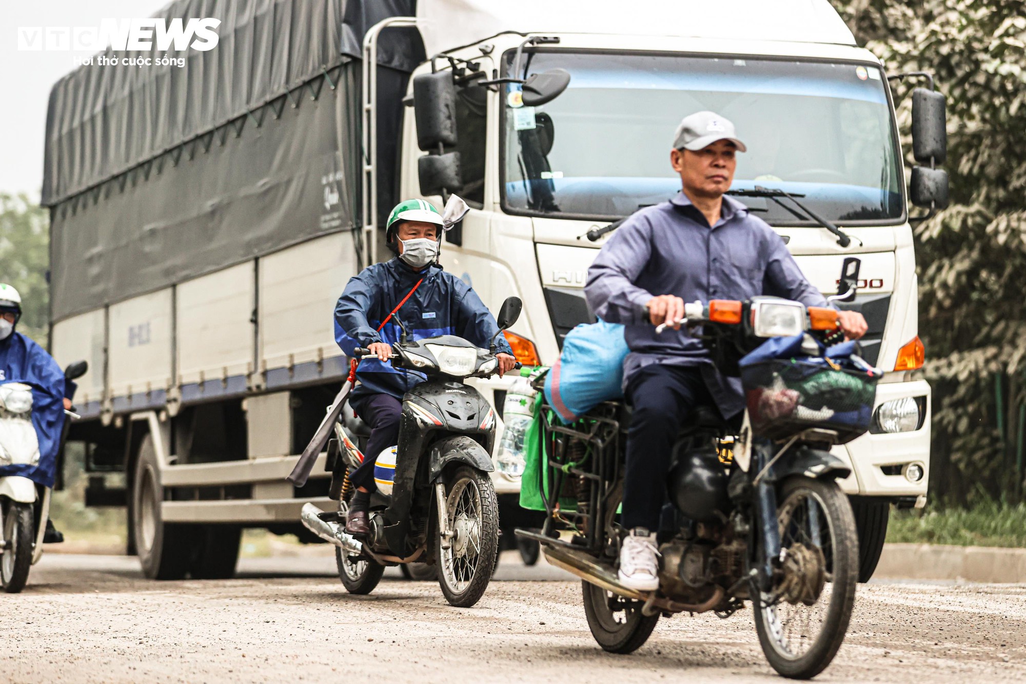 "Bão bụi" bao phủ đường cửa ngõ Hà Nội, cây cối chuyển màu trắng xóa- Ảnh 3.