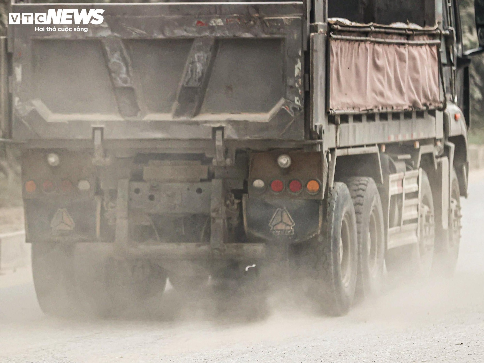 "Bão bụi" bao phủ đường cửa ngõ Hà Nội, cây cối chuyển màu trắng xóa- Ảnh 6.