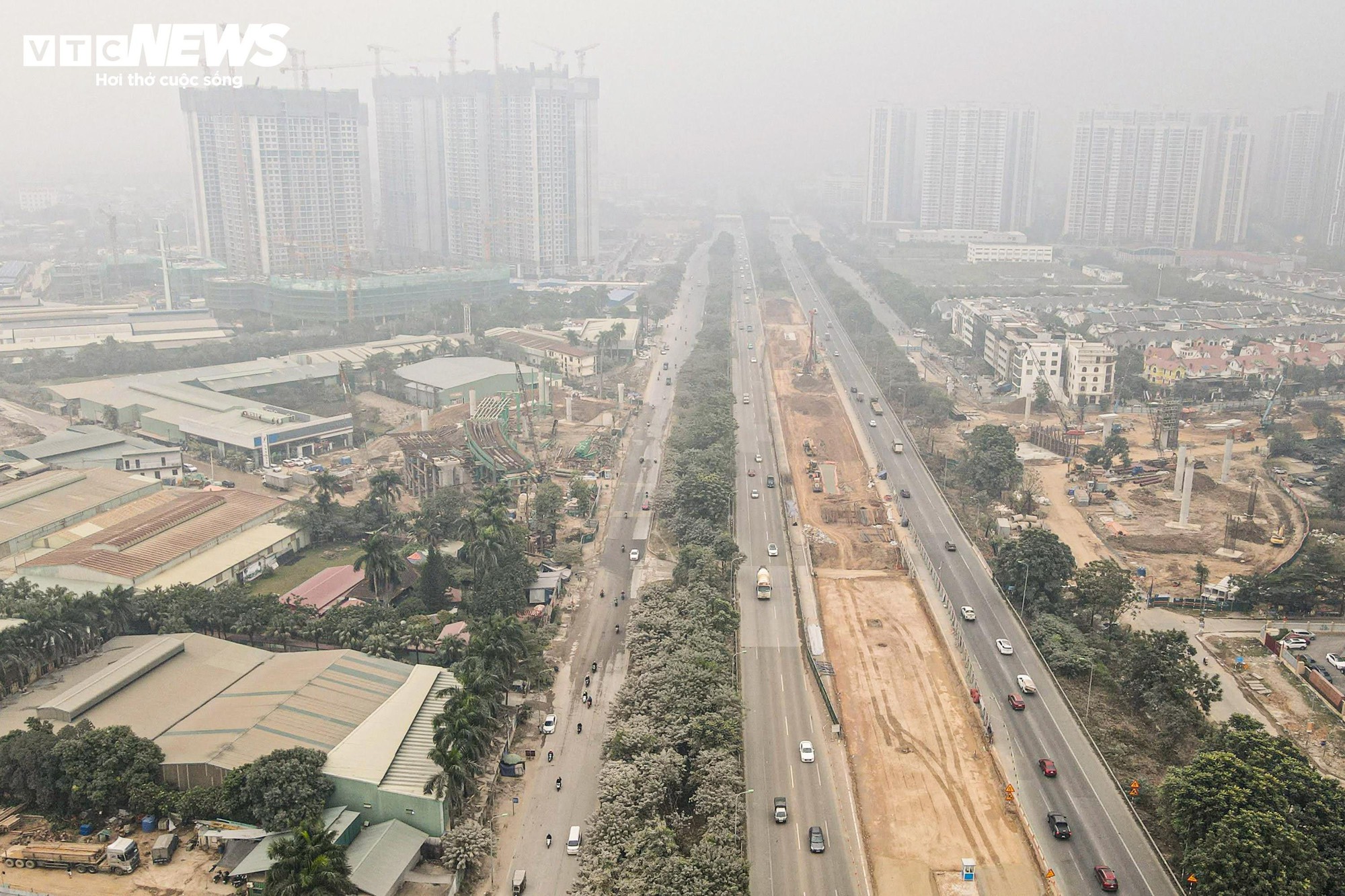 "Bão bụi" bao phủ đường cửa ngõ Hà Nội, cây cối chuyển màu trắng xóa- Ảnh 7.