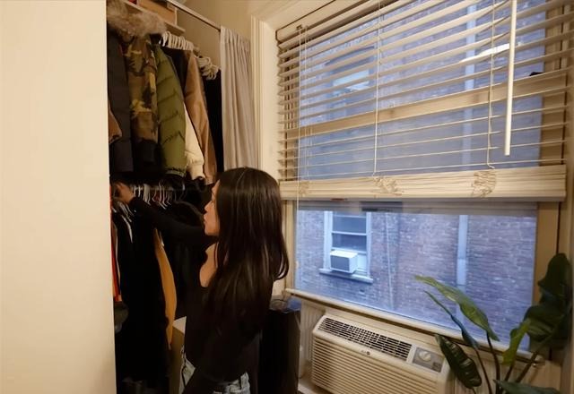 Nhà đất Hong Kong tàn khốc tới mức này: Cặp vợ chồng vặn người mới ngủ nổi trong căn phòng chưa đến 10m²- Ảnh 9. Nhà đất Hong Kong tàn khốc tới mức này: Cặp vợ chồng vặn người mới ngủ nổi trong căn phòng chưa đến 10m²- Ảnh 9.