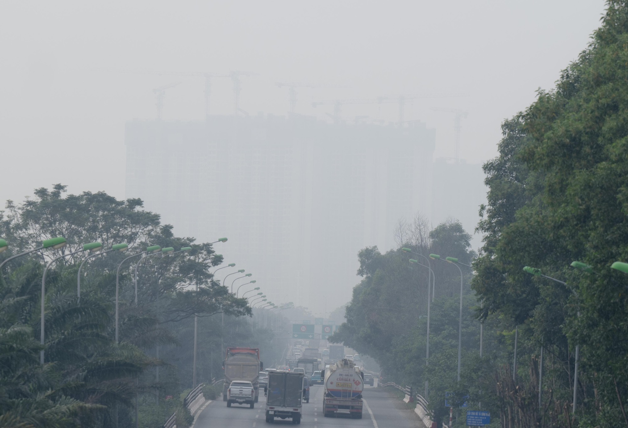 Hình ảnh tuyến đường Hà Nội "lạ lẫm" những ngày này- Ảnh 14.