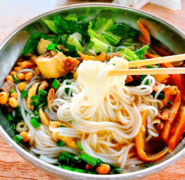 Chán Phượng Hoàng Cổ Trấn, giới trẻ rủ nhau sang Bách Sắc: Thiên đường ẩm thực "sát vách" Việt Nam, ngon quên lối về!- Ảnh 1.