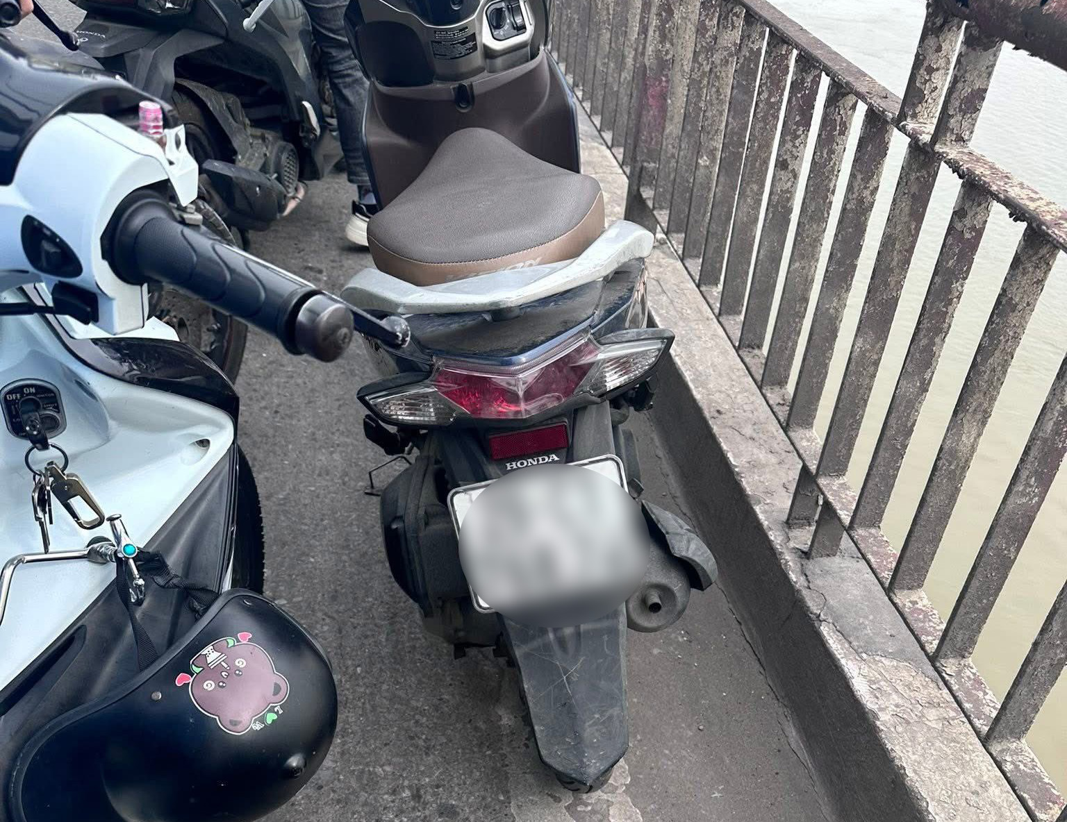 Hà Nội: Hiện trường nơi người phụ nữ bỏ lại xe máy, nhảy cầu Chương Dương- Ảnh 1.