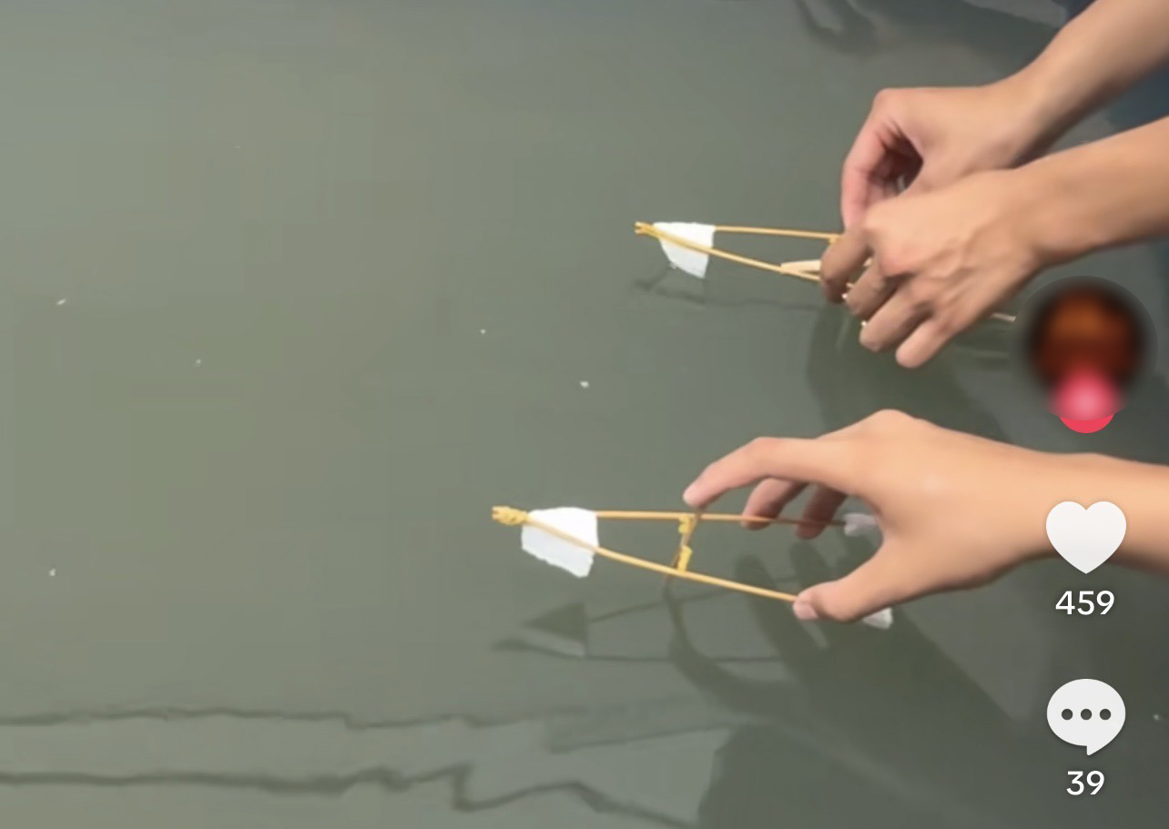 Nam sinh lớp 2 bị đuối nước, nghi do bắt chước 1 trò chơi trên Tiktok- Ảnh 2. Nam sinh lớp 2 bị đuối nước, nghi do bắt chước 1 trò chơi trên Tiktok- Ảnh 2.