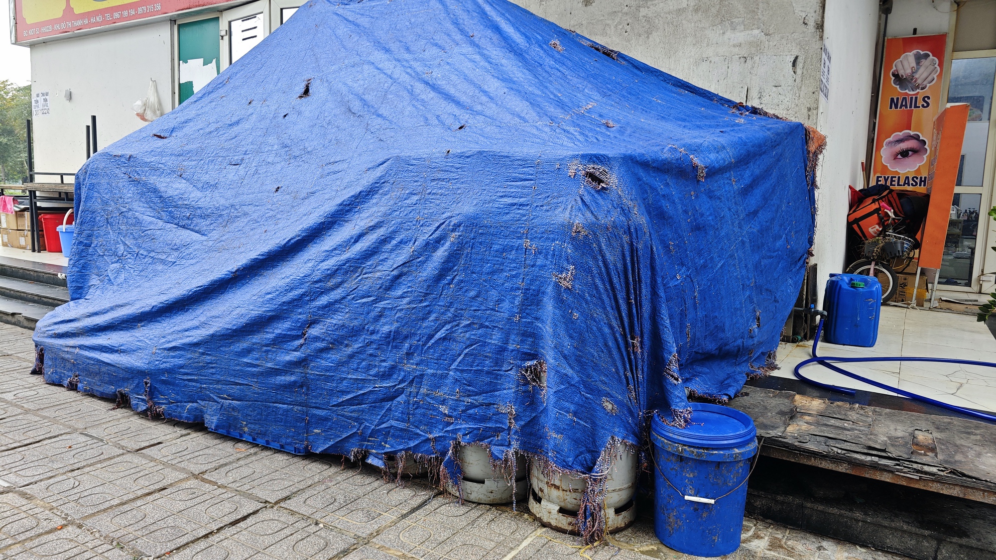 Nhân chứng kể lại khoảnh khắc nổ bình gas mini khiến 1 cô gái bị thương tại quán lẩu ở Hà Nội- Ảnh 2. Nhân chứng kể lại khoảnh khắc nổ bình gas mini khiến 1 cô gái bị thương tại quán lẩu ở Hà Nội- Ảnh 2.